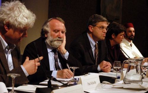 AMSTERDAM â€“ Joden, christenen en moslims gingen maandag met elkaar in Amsterdam in discussie. De bijeenkomst was georganiseerd door de rooms katholieke lekenbeweging Sant’Egidio. Foto Paul van Weel