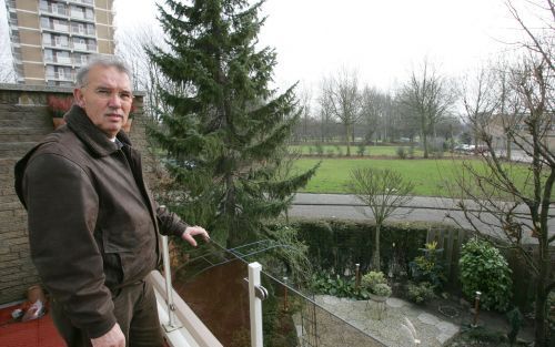 RIDDERKERK â€“ Vanuit zijn woning aan de Dennenweg kijkt J. E. van der Leije op het Prunusplantsoen. Bewoners uit de omgeving zijn tegen de bouw van een nieuwe torenflat. Foto Rob Kamminga