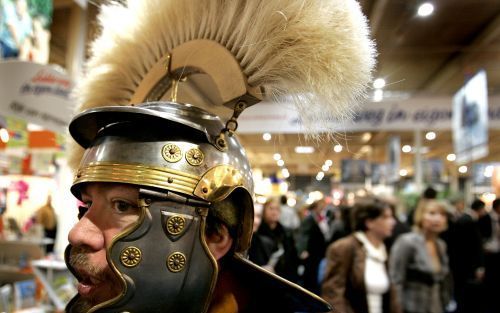 UTRECHT â€“ Een heuse krijgsheer probeerde dinsdag in de Jaarbeurs Nederlandse bezoekers te overtuigen vakantie in eigen land te vieren. De jaarlijkse vakantiebeurs is vanmorgen opengegaan voor het publiek en duurt nog de hele week. De door de tsunami get