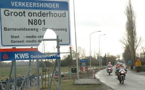 WEKEROM â€“ Een vernield bord aan de Edeseweg in Wekerom. De beschadigingen werden tijdens de jaarwisseling aangebracht. Sinds gisteren surveilleert de politie extra in het dorp, om zo een beter zicht te krijgen op raddraaiers en zo nodig jongeren op te p