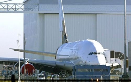 TOULOUSE â€“ Het grootste passagiersvliegtuig ter wereld, de A380 van Airbus, wordt dinsdag in Toulouse gepresenteerd. Schiphol verwacht tot zeker 2010 geen vluchten van de superjumbo op zijn luchthaven, mede omdat KLM niet in het toestel is geÃ¯nteressee