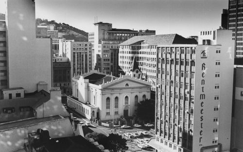 KAAPSTAD â€“ Een kerk, ingebouwd door flats, in Kaapstad. Het gaat niet goed met veel traditionele kerken in Zuid Afrika. Er is duidelijk sprake van leegloop. Foto RD, Sjaak Verboom