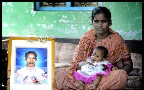 TRANQUEBAR â€“ Renuka is net 20, maar nu al weduwe. Haar man Mariappu (29) kwam om toen hij op zijn vlucht voor het aanstormende water ten val kwam en er vervolgens een complete stenen muur op hem terechtkwam. Pas na drie dagen hebben ze hem dood gevonden