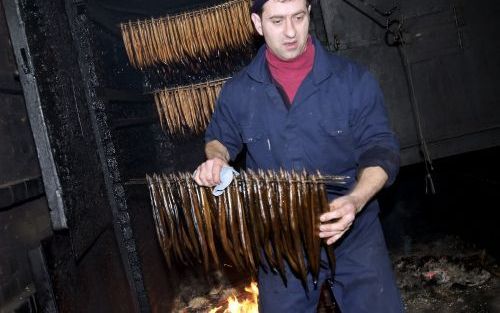 ELBURG â€“ Jan Aart van Triest behoort tot de vierde generatie palingroker in het familiebedrijf. „Het arbeidsproces is erg intensief. We kunnen goed de kost verdienen, maar je moet niet het uurloon uitrekenen.” Foto Dick Vos