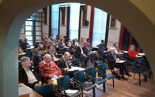 AMSTERDAM â€“ In een zaal van de universiteitsbibliotheek van de Universiteit van Amsterdam had donderdag en vrijdag het symposium ”Babel en Bijbel. De Nieuwe Bijbelvertaling tussen academie en ambacht” plaats. Zo’n veertig personen gaven donderdag van hu