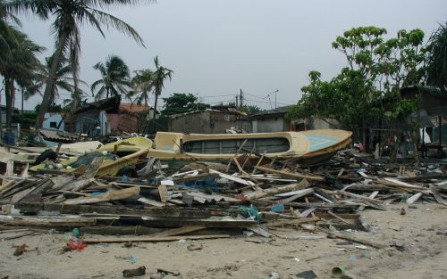 Op de rotsen neergesmeten vissersboot aan de westkust van Sri Lanka. Foto Paul van der Waal