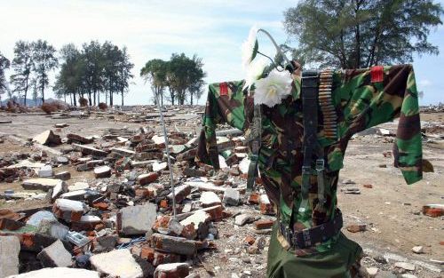 BANDA ATJEH â€“ De uitrusting van een militair hangt als een vogelverschrikker in de brandende zon bij de verwoeste Indonesische legerbarakken in Lhoknga, Atjeh. In Atjeh woedt al decennialang een felle strijd tussen het Indonesische leger en de GAM rebel