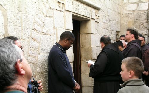 JERUZALEM â€“ Franciscanen begeleiden pelgrims langs de zogenoemde heilige plaatsen aan de Via Dolorosa in Jeruzalem. Foto’s Alfred Muller