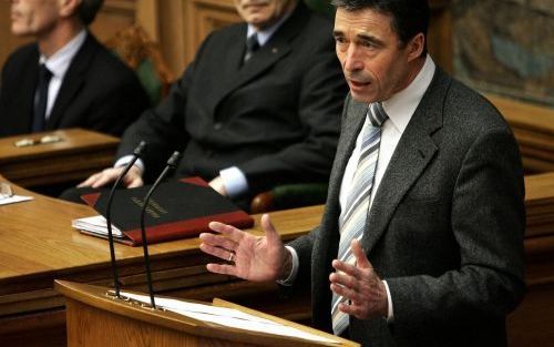 KOPENHAGEN â€“ De Deense premier Anders Fogh Rasmussen voerde dinsdag het woord in de Folketing, het Deense parlement. Binnen het Deense staatsrecht heeft hij als minister president de bevoegdheid op korte termijn verkiezingen uit te schrijven. Dinsdag ma