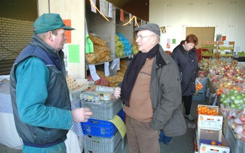 ROODESCHOOL - Het dorp Roodeschool kent nog maar weinig voorzieningen. De groentewinkel van Henk Landwehr (l.) draait echter als nooit tevoren. Het verbod op de broodverkoop in zijn boerenschuur is enkele weken na dato nog steeds het gesprek van de dag. -