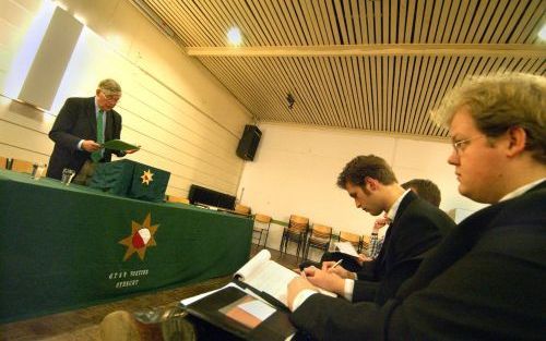 UTRECHT â€“ Theologiestudenten van Voetius luisteren naar een lezing van dr. W. J. van Asselt. De universitair docent ging dinsdagavond in Utrecht in op de relevantie en actualiteit van de gereformeerde scholastiek. Foto Erik Kottier