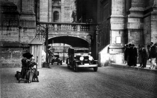 VATICAANSTAD â€“ Archieffoto uit 1940. Paus Pius XII verlaat per auto Vaticaanstad. Onder historici is een strijd losgebrand over de vraag hoe goed of hoe fout deze paus in de Tweede Wereldoorlog was. Foto Spaarnestad