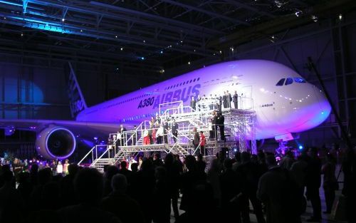 TOULOUSE - De dinsdag gepresenteerde A380 van Airbus -het grootste passagiersvliegtuig ter wereld- kan 555 tot 800 passagiers vervoeren over een afstand van 15.000 kilometer. Het vliegende flatgebouw heeft zijn succes voor een klein deel aan Nederland te 