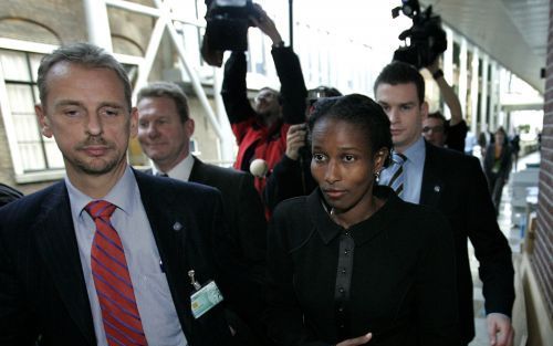 DEN HAAG - Het VVD-Tweede-Kamerlid Hirsi Ali kwam dinsdag na twee maanden ondergedoken te hebben gezeten terug in de Tweede Kamer. Omgeven door beveiligingsmensen en camera’s baande ze zich een weg naar haar werkkamer. - Foto ANP