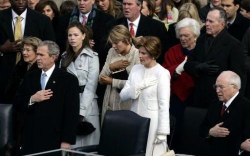 WASHINGTON - President George W. Bush en zijn familie zingen een lied na de beÃ«diging van zijn ambt. Foto ANP