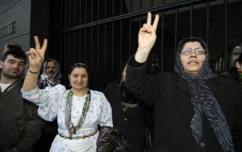 DEN HAAG â€“ Grote vreugde donderdag bij Koerden voor het Paleis van Justitie in Den Haag. Het gerechtshof daar besloot donderdag dat minister Donner van Justitie PKK kopstuk Kesbir niet aan Turkije mag uitleveren. Foto ANP