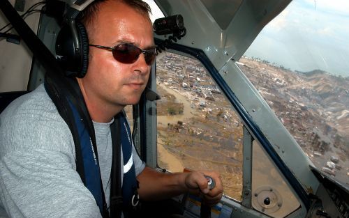 MEULABOH â€“ De Nederlandse MAF piloot Marco Koffeman in zijn toestel boven het rampgebied in Atjeh. Foto Kjeld Duits