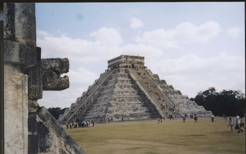 De piramide van Kukulkan is 30 meter hoog en telt vier keer 91 treden. Foto Henk Heiden