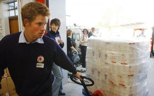 De Britse prins Harry veroorzaakte een forse rel in Engeland door in nazi uniform op een gekostumeerd feest te verschijnen. Foto EPA