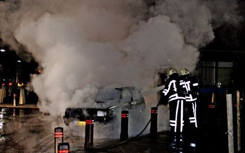 VEEN â€“ Op de kruising Loostraat Mussentiend en de Witboomstraat in Veen kwam het in de nacht van zaterdag op zondag opnieuw tot ongeregeldheden tussen de politie en een groep jongeren. Vooral tijdens de jaarwisseling is de kruising een berucht trefpunt 