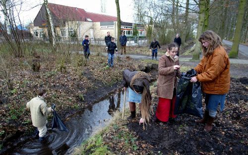 OLDEBROEK â€“ Leerlingen van de Eben HaÃ«zerschool in Oldebroek zijn tot ver in de omtrek van hun school bezig met het opruimen van zwerfafval. Ze doen dit onder toeziend oog van directeur H. ten Hoor (l.) en conciÃ«rge F. van Asselt. De reformatorische s