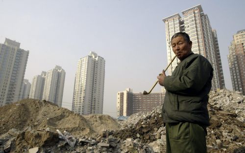 PEKING â€“ China verandert razendsnel. Een man genaamd Wu staat bij de overblijfselen van zijn oude woonwijk. Volgens Wu hebben grootgrondbezitters de voormalige bewoners zonder vergoeding hun huizen uitgejaagd om plaats te maken voor winstgevende gebouwe