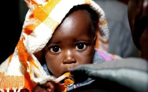 SCHIPHOL â€“ Een eerste groep van 57 zogeheten uitgenodigde vluchtelingen uit Afrika kwam maandagavond aan op Schiphol. De meeste vluchtelingen die zijn uitgekozen komen uit Burundi, Congo en Sudan en maken deel uit van in totaal 150 geselecteerde vluchte