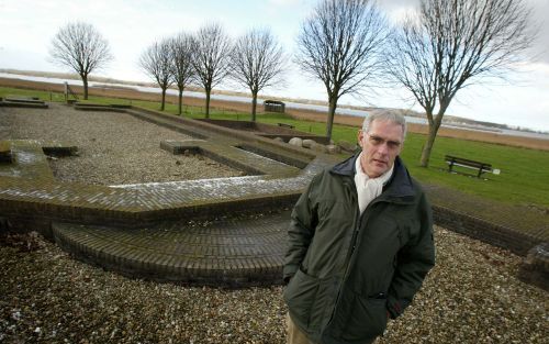 NUNSPEET â€“ Drs. A. Sulman promoveert donderdag op een proefschrift over kerkelijke liggingen op de noordwestelijk Veluwe tijdens de negentiende eeuw. Op de foto de overblijfselen van de St. Ludgeruskerk in Doornspijk, die in 1825 door de golven werd ver