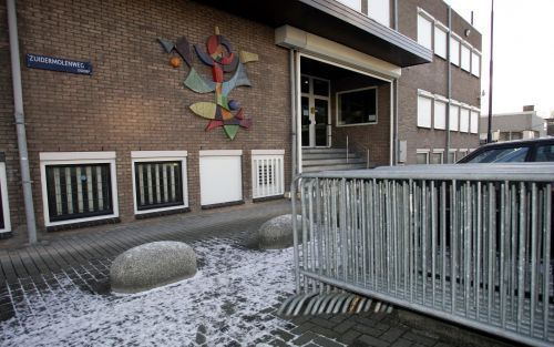 AMSTERDAM - Dranghekken staan dinsdag klaar voor de bunker, de extra beveiligde rechtszaal in Amsterdam Osdorp. Woensdag begint het proces tegen Mohammed B. , de vermoedelijke moordenaar van Theo van Gogh. B. zal overigens op deze eerste dag, tijdens de z