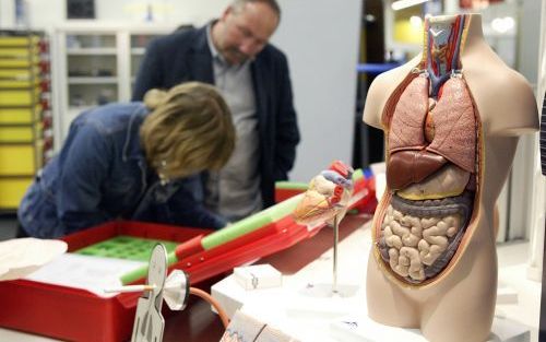 UTRECHT â€“ De Nationale Onderwijs Tentoonstelling (NOT), die dinsdag begon in de Utrechtse Jaarbeurs, biedt voor elk wat wils. Leraren kunnen er terecht voor de aanschaf van een nieuwe taalmethode, maar ook voor een torso als hulpmiddel bij de biologiele