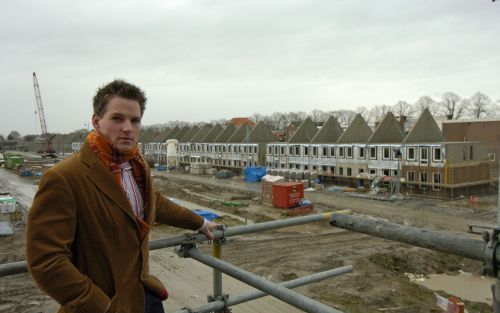 MIDDELHARNIS â€“ DaniÃ«l Kieviet met op de achtergrond de in aanbouw zijnde Kadewoningen. Zowel de bouwver gunning als het bestemmingsplan is nog niet rond. De rechter doet morgen uitspraak. Foto Persburo Flakkee