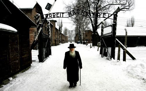 AUSCHWITZ â€“ Een overlevende van Auschwitz, Lehrer Salomon, was dinsdag weer even terug in het voormalige nazi-vernietigingskamp, waar 1 miljoen joden de dood vonden. Bij het verlaten van het kamp liep hij onder het bord met daarop de berucht geworden wo