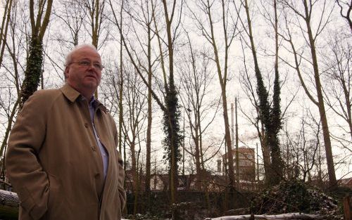 DELFT â€“ Eigenaar Oomen voor een omgevallen boom in zijn Waller tuin. „Delftenaren denken dat de tuin van hen is. Maar de tuin is mijn bezit, dus binnen de regels doe ik wat mij goeddunkt.” Foto Remco Suiker