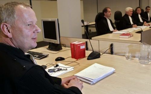 AMSTERDAM â€“ Officier van justitie mr. F. van Straelen (l.) schetste woensdag in de extra beveiligde rechtbank in Amsterdam de stand van zaken in het onderzoek naar Mohammed B., verdacht van de moord op Theo van Gogh. Rechts de rechtbank. De man met het 