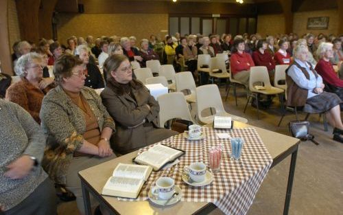 NIEUWE TONGE â€“ Ds. J. A. van den Berg sprak donderdag in Nieuwe Tonge over de ”hemelse roeping” op de ontmoetingsbijeenkomst van de Bond van Nederlandse Hervormde Vrouwenverenigingen op gereformeerde grondslag. Foto Persburo Flakkee