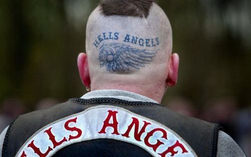 AMSTERDAM â€“ Een Hells Angel bij de begrafenis van crimineel Sam Klepper in 2000. Foto ANP