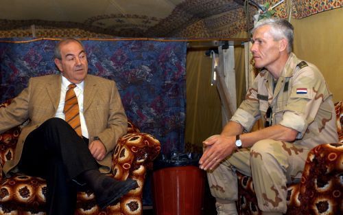 AL SAMAWAH â€“ De Iraakse premier Allawi praat met commandant Van Doorn op de Nederlandse basis Camp Smitty. De premier noemde de provincie al Muthanna een voorbeeld voor de rest van Irak.Foto EPA