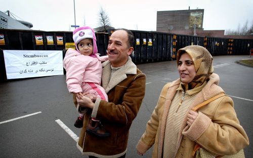 ZWOLLE â€“ De Iraakse familie Salih mocht vanmorgen in Zwolle voor het eerst van hun leven stemmen. Op drie plekken kunnen Irakezen die in Nederland wonen vandaag, morgen en zondag hun stem uitbrengen: Amsterdam, Rotterdam en Zwolle. Foto RD, Sjaak Verboo