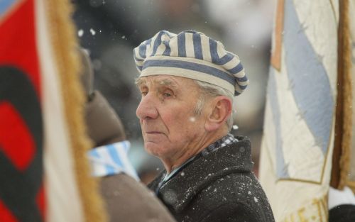 Overlevende van Auschwitz in kampkleding.