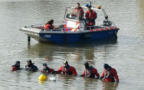 BORGHAREN - Duikers van de brandweer zoeken vrijdag in de Maas bij Borgharen tevergeefs naar de vermiste man uit Bunde. Foto ANP