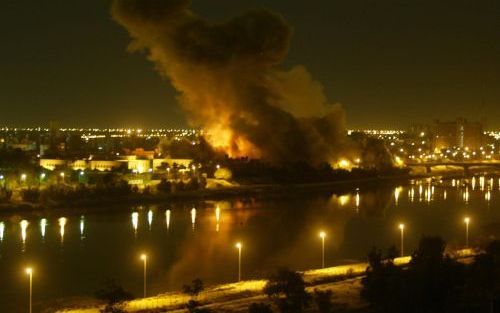 Rook rijst op uit Bagdad bij de eerste luchtaanvallen op 20 maart 2003. Foto EPA