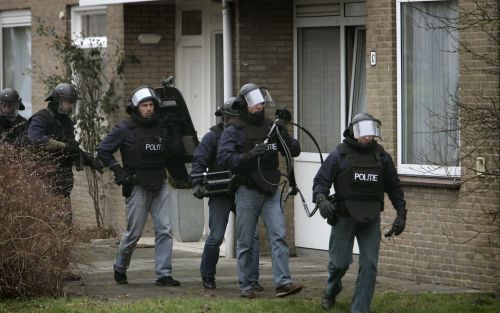 AMSTERDAM â€“ Een arrestatieteam was vrijdag onderweg om een pand aan de Soetendaal in de Amsterdamse wijk Buitenveldert binnen te vallen. De politie vermoedde dat in de woning een gijzeling aan de gang was. Het bleek loos alarm te zijn. Foto ANP