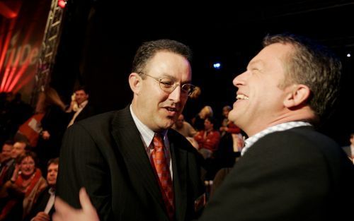 DELFT - PvdA-leider Bos begroet zaterdag tijdens het partijcongres in Delft de Amsterdamse wethouder Aboutaleb, die hij tijdens zijn toespraak roemde om zijn werkwijze. Foto ANP