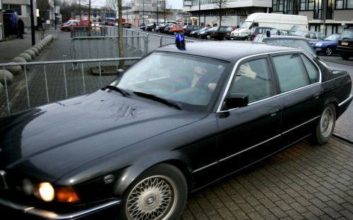 AMSTERDAM - Een gepantserde auto met verdachten komt maandagochtend aan bij de zwaar beveiligde rechtbank in Amsterdam-Osdorp. Hier begint maandag het proces tegen vijftien Limburgse Hells Angels, de zogeheten Nomads, die worden verdacht van de moord op d