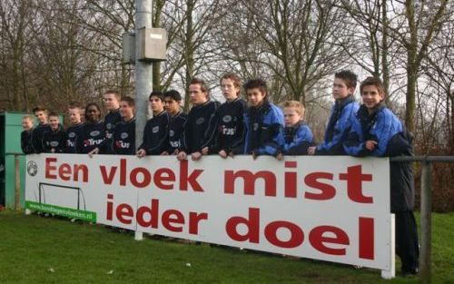 DORDRECHT â€“ Voetballiefhebbers in Dordrecht poseren achter een bord van de Bond tegen het vloeken, dat zaterdag bij het veld van FC Dordrecht werd geplaatst. Het is het eerste bord van de Bond dat bij een club in het betaalde voetbal wordt geplaatst. Fo