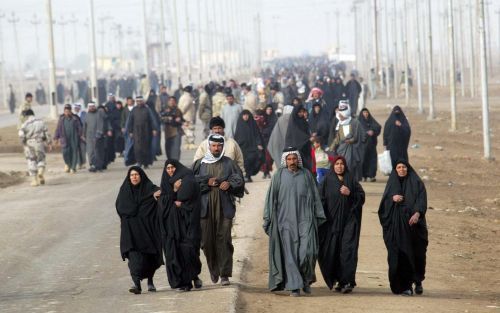 AL ALAMARA â€“ Doordat zondag alle gemotoriseerd verkeer in Irak was verboden in verband met de verkiezingen, maakten duizenden Irakezen een voettocht naar de stad Al Alamara om daar hun stem uit te brengen. De inwoners van Irak kozen 275 leden voor een n