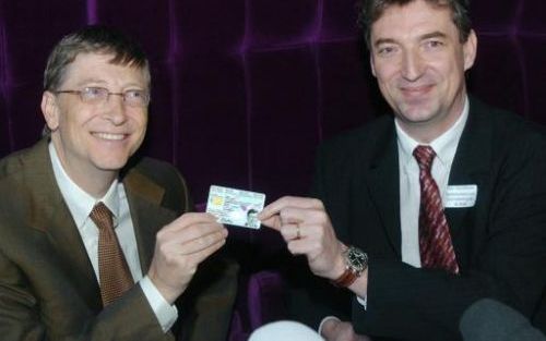 BRUSSEL - Bill Gates en Vanvelthoven, staatssecretaris van Informatisering, laten de nieuwe elketronische identiteitskaart zien. Foto EPA