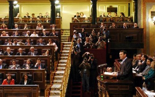 MADRID â€“ De Baskische regeringsleider Juan JosÃ© Ibarretxe (r.) sprak dinsdag het Spaanse parlement toe. Hij pleitte voor een onafhankelijke, met Spanje nauw samenwerkende Baskische gemeenschap. Met een overgrote meerderheid verwierp het parlement dinsd