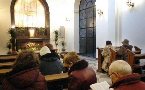 KRAKOW - In veel plaatsen, zoals in Krakow in Polen, worden bidstonden gehouden voor de Paus. Foto EPA