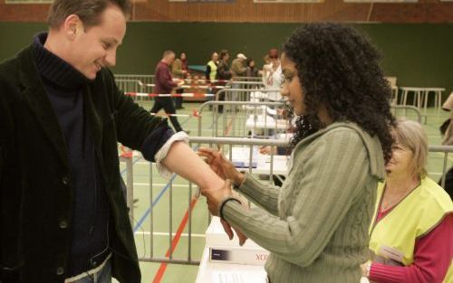 ZEIST - Een inwoner van Zeist laat donderdag zijn Mantouxtest onderzoeken. De afgelopen dagen hebben ongeveer 15.000 mensen voor een groot TBC-onderzoek een Mantouxprik gekregen. Foto ANP